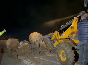 Մեծ չափերի քարեր են լցնում ճանապարհի հետագա փլուզումը կանխելու նպատակով