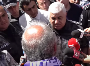 Ваша работа – сломать человеку ногу? Србазан – начальнику полиции