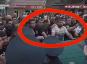 Միջպետական ճանապարհը փակելուց հարձակվել են «ՈՒԱԶ»-ի վրա, ձեռքերով ու ոտքերով բազմաթիվ հարվածներ հասցրել մեքենային․ ՔԿ