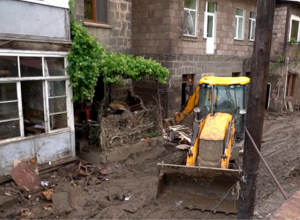 Բնակիչները շարունակում են մաքրել իրենց տները տիղմից