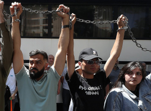 Շղթայակապ երիտասարդները խորհրդանշական ակցիա իրականացրեցին Քննչականի դիմաց