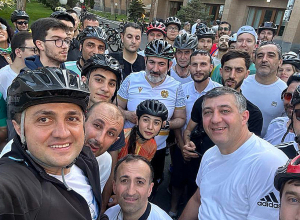 Նիկոլ Փաշինյանը, Արսեն Թորոսյանը եւ այլք լուսադեմին հեծանիվ են վարել