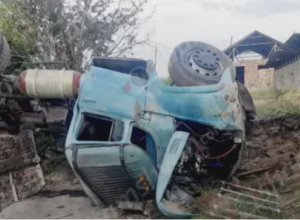 «ԶԻԼ»-ը Արամուս գյուղում 5 մետր գլորվելով կողաշրջված հայտնվել է բնակչի տան բակում