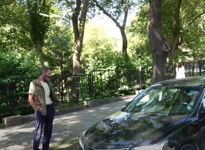 Ոստիկանությունը հատուկ տարհանման մեքենաներով հեռացնում է Բաղրամյան պողոտայում կայանված ավտոմեքենաները