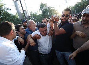 Լարված իրավիճակ ԱԺ շենքի դիմաց․ բախումների հետևանքով ցուցարարների ու ոստիկանների թվում կան տուժածներ