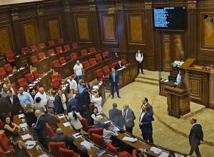 Ինչպես լարվեց իրավիճակը Ազգային ժողովում, քաշքշուք տեղի ունեցավ պատգամավորների միջև