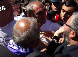 Ты провоцируешь - хорошо делаю: напряжённая ситуация напротив здания Правительства