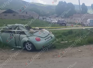 Լոռիում «Volkswagen»-ը բախվել է հողաթմբին ու մի քանի պտույտ շրջվել. մայրն ու երեխան տեղափոխվել են հիվանդանոց, մյուս երեխան մահացել է