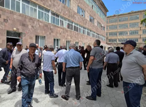 Բողոքի ակցիա՝ «Հրազդան ցեմենտ» գործարանում. 450-ից ավելի աշխատակից 4 ամիս է աշխատավարձ չի ստացել