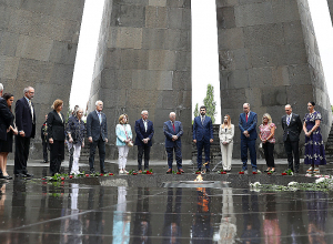 ԱՄՆ սենատոր Ռոջեր Ուիքերի գլխավորած պատվիրակությունն այցելել է Ծիծեռնակաբերդի հուշահամալիր