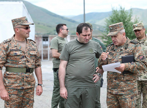 Сурен Папикян наблюдал за процессом аттестации очередной группы офицеров в одной из воинских частей
