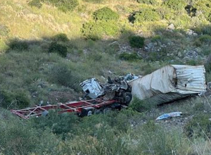 Վարդաշատ գյուղում, «Iveco» բեռնատարը դուրս է եկել ճանապարհի երթևեկելի հատվածից, բախվել երկաթբետոնե արգելապատնեշին և գլորվել ձորը՝ մոտ 180 մետր