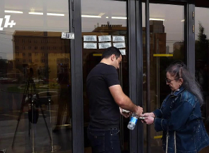 Ոստիկանները Արթուր Չախոյանին ուժով փորձում են նստեցնել վրացական պետհամարանիշով մեքենա․ ՈՒՂԻՂ