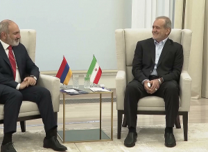 Փաշինյանը հանդիպել է  Իրանի նախագահ Մասուդ Փեզեշքիանի հետ