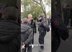 Բաշինջաղյան փողոցի բնակիչները ստիպված էին կեղտաջրով լի դույլերով փողոցը փակել