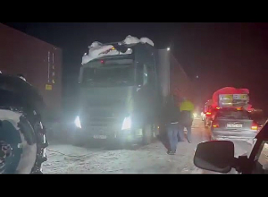 Ժամը 20.40-ի դրությամբ Ծիլքարի խցանումը ձգվում է մոտ մեկ կիլոմետր:Մաքրման աշխատանքներ չեն կատարվում