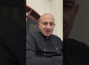 Փաշինյանը կարդում է`  «գնդակահարության պատ»-ի մեկնաբանությունները