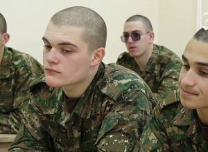 Նորակոչիկ զինվորները պատմում են զինվորական ծառայության առաջին օրերի մասին
