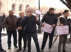 Акция протеста напротив правительства против подорожания и увеличения налогового бремени