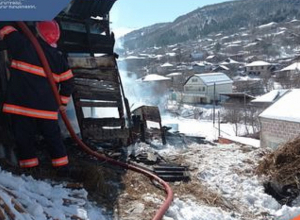 Փրկարարները մարել են անասնագոմի տանիքում բռնկված հրդեհը