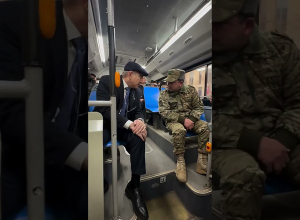 Ավտոբուսով, քաղաքացիների հետ շփվելով, եկա աշխատավայր