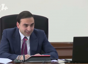 Անկեղծ ասած ինձ երբեւէ manicure and pedicure չեն արել ոչ ինքնաթիռում, ոչ առհասարակ․ Ավինյան