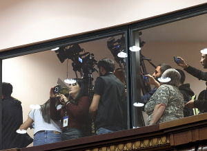 ԱԺ անվտանգության աշխատակիցները քաշքշելով հեռացրին ակցիա անող լրագրողներին