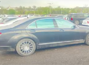 Համացանցում տեսանյութ էր տարածվել, թե ինչպես է մի ավտոմեքենա երթևեկում մայթով, իսկ ուղևորը՝ նկարահանում ընթացքը