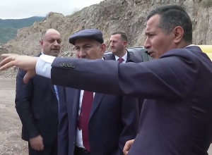 Փաշինյանը ծանոթացավ Խոտ-Որոտան ավտոճանապարհի վերակառուցման աշխատանքների ընթացքին