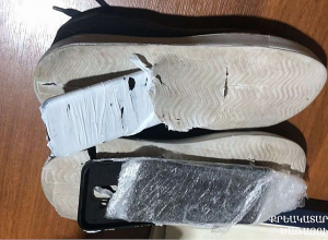 «Արմավիր» ՔԿՀ տեղափոխված կալանավորված անձի կոշիկների ներբանների միջից ծառայողները հայտնաբերել են բջջային հեռախոսներ