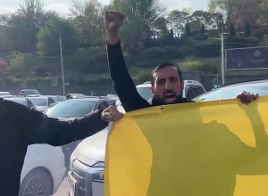 Սրբազան պայքարի աջակիցները փակել են Երևանի Հաղթանակի կամուրջը