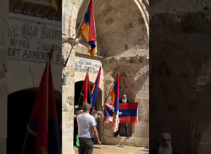 Արցախի դրոշը Երուսաղեմի Սրբոց Հակոբեանց վանքում