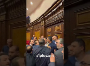 «Արա հանգստացի հլը», «Ձեռդ քաշի». թեժ իրավիճակ ԱԺ-ում