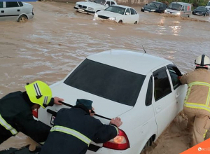 Փրկարարները դուրս են բերել անձրևաջրերում արգելափակված տրանսպորտային միջոցները