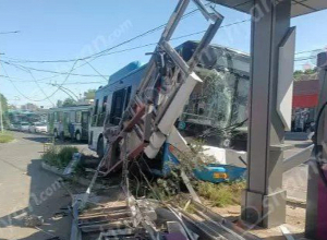 Երևանում թիվ 23 երթուղու ավտոբուսը բախվել է էլեկտրասյանը և մասամբ հայտնվել բենզալցակայանի տարածքում. կան վիրավորներ