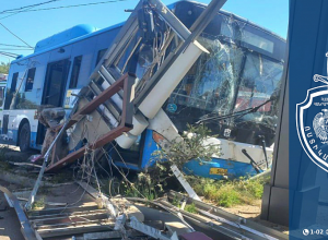 23 երթուղին սպասարկող ավտոբուսը բախվել է ճամփեզրի էլեկտրասյանը. տուժել է 8 անձ. ՆԳՆ մանրամասները