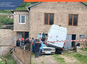 Ավտոմեքենան դուրս է եկել երթևեկելի հատվածից և հայտնվել կայանած «VAZ-2107» մակնիշի ավտոմեքենայի վրա․ կա զոհ