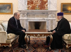 Լևոն Տեր-Պետրոսյանն այցելել է Մայր Աթոռ Սուրբ Էջմիածին