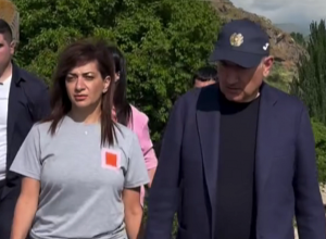 Սիսիանի սբ. Գրիգոր եկեղեցում մոմ վառեցինք․ Փաշինյան