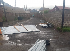 Քամու հետևանքով վնասվել են 43 շենք-շինությունների տանիքներ, 22 մարդատար, 3 բեռնատար ավտոմեքենաներ․ ՆԳՆ