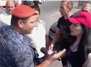 Լրագրողին հարվածած ոստիկանը ազատվել է աշխատանքից