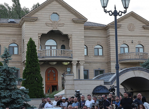 Խուզարկում են գործարար Սամվել Կարապետյանի տունը. ՈՒՂԻՂ