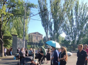 Անհետ կորածների հարազատները փակել են Բաղրամյան պողոտան․ Պահանջում են Աբազյանի վերադարձը