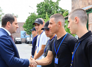 Սուրեն Պապիկյանը զրուցել է զորակոչիկների հետ