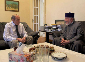 Տեր-Պետրոսյանը հյուրընկալել է Ամենայն Հայոց Կաթողիկոսին