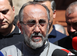 Դատախազը պահանջում է Շիրակի թեմի առաջնորդի պատիժը խստացնել