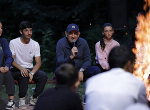 Փաշինյանը խարույկի շուրջ զրուցել է դպրոցականների թիմային խճուղավազքի մրցաշարի մասնակիցների հետ