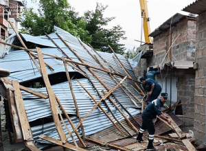 Ուժեղ քամու հետևանքով՝ 14 միջադեպ, 8 մեքենա տանիքի տակ, տասնյակ ծառեր տապալված
