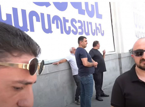 Դալմա մոլից հանում Սամվել Կարապետյանի լուսանկարով պաստառը