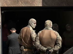 Իրավապահները ներխուժել են ՀԷՑ, Նարեկ Կարապետյանի տուն,  խուզարկություն են իրականացնում․ ՈՒՂԻՂ